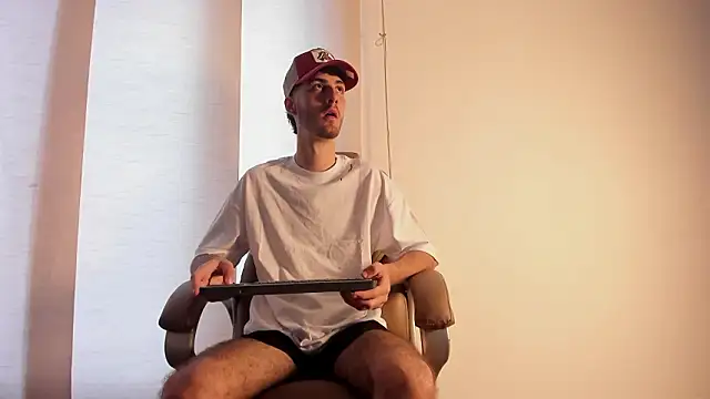 Snapshot of Emir_Ozan_ chatting on February 2026 07:48:01 PM Emir Ozan online show from February 2026 07:48:01 PM