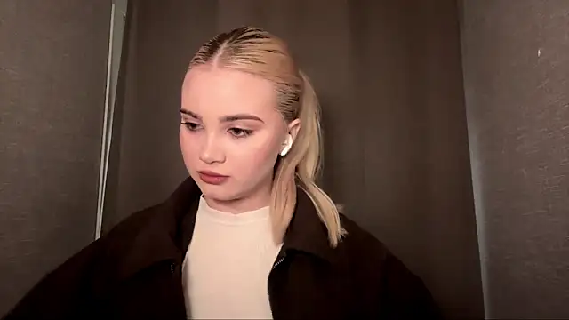 Snapshot of KarissaBoisse chatting on December 2025 01:05:01 PM KarissaBoisse online show from December 2025 01:05:01 PM