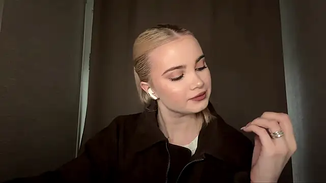 Snapshot of KarissaBoisse chatting on December 2025 01:06:01 PM KarissaBoisse online show from December 2025 01:06:01 PM