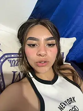 Yunaraa online show from November 2025 08:11:01 PM