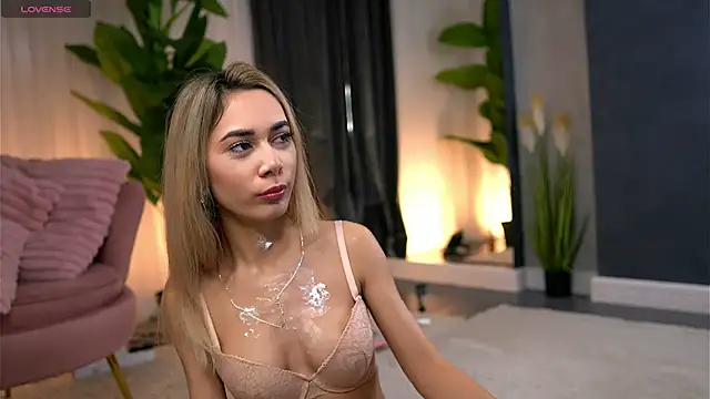 Snapshot of AishleyBee chatting on January 2026 11:56:01 AM AishleyBee online show from January 2026 11:56:01 AM