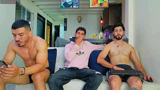 Snapshot of heteros_curious chatting on December 2025 12:37:02 AM heteros curious online show from December 2025 12:37:02 AM