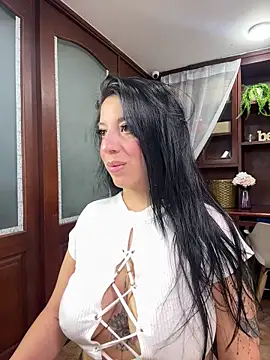 VictoriaHenao online show from May 2026 09:23:01 PM