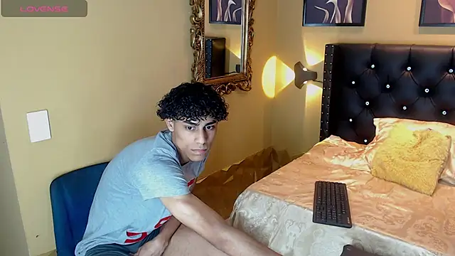 alejandroo  online show from December 2025 11:13:01 PM