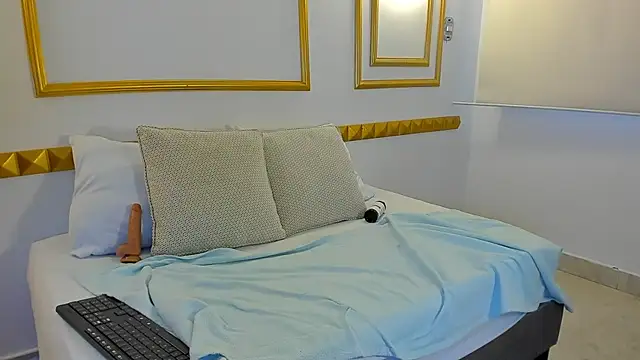 zully28  online show from December 2025 12:12:01 PM