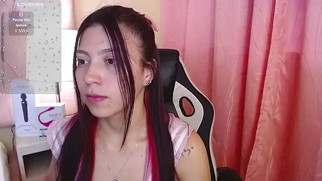 Snapshot of Hillary_Thomson chatting on December 2025 03:29:01 PM Hillary Thomson online show from December 2025 03:29:01 PM