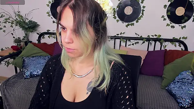 Snapshot of LiraBelle chatting on November 2025 03:28:01 AM LiraBelle online show from November 2025 03:28:01 AM