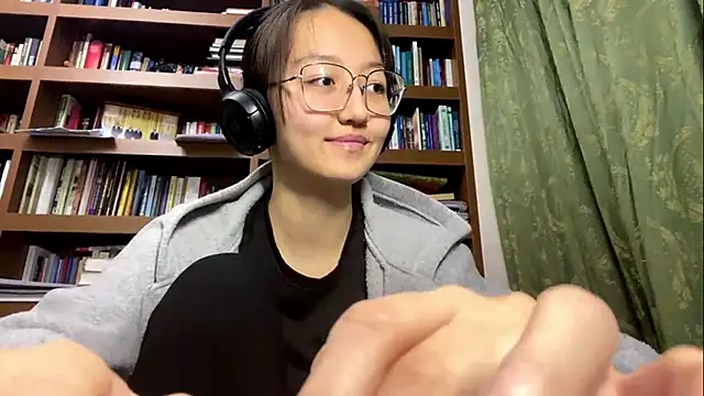 Snapshot of LinaClous chatting on December 2025 01:37:02 PM LinaClous online show from December 2025 01:37:02 PM