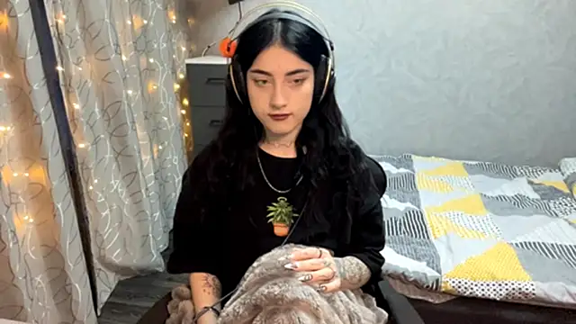 Meowluly online show from December 2025 09:24:02 PM