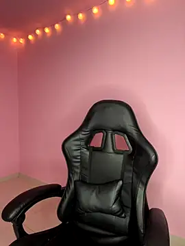 Snapshot of Davne_ chatting on December 2025 09:13:02 PM Davne online show from December 2025 09:13:02 PM