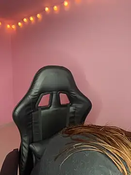 Snapshot of Davne_ chatting on December 2025 09:12:02 PM Davne online show from December 2025 09:12:02 PM