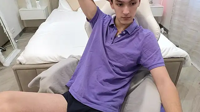 Snapshot of MoonlinSkinn chatting on December 2025 08:01:01 AM MoonlinSkinn online show from December 2025 08:01:01 AM