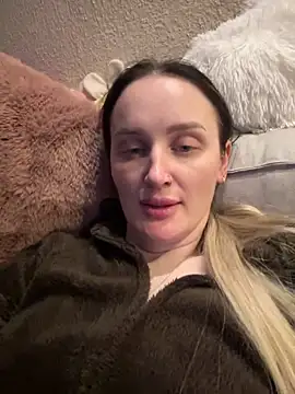 Snapshot of TomilaSi chatting on December 2025 01:00:01 AM TomilaSi online show from December 2025 01:00:01 AM