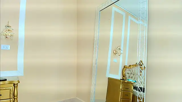 Snapshot of HallieStone chatting on December 2025 03:05:01 PM HallieStone online show from December 2025 03:05:01 PM