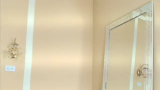 Snapshot of HallieStone chatting on December 2025 02:22:01 PM HallieStone online show from December 2025 02:22:01 PM