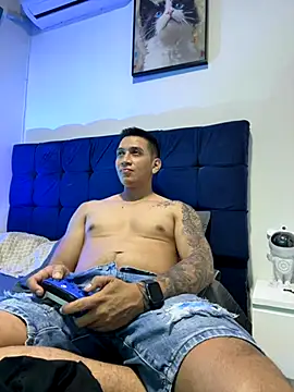 Snapshot of OliverWest04 chatting on December 2025 06:29:02 AM OliverWest04 online show from December 2025 06:29:02 AM