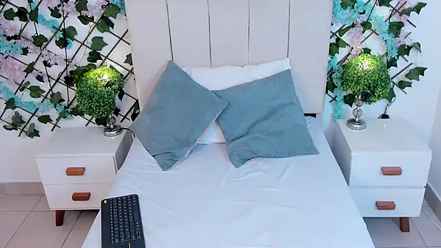 Snapshot of CharlotteBlossom chatting on December 2025 08:25:01 PM CharlotteBlossom online show from December 2025 08:25:01 PM