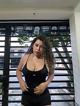 Snapshot of VictoriaaRose chatting on November 2025 10:33:02 PM VictoriaaRose online show from November 2025 10:33:02 PM