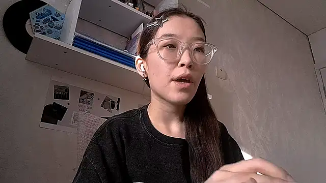 Snapshot of MollyTiger chatting on November 2025 08:50:02 AM MollyTiger online show from November 2025 08:50:02 AM