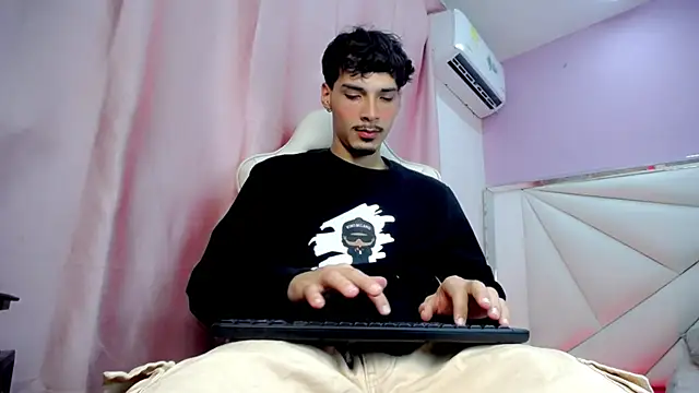 Yankeee  online show from December 2025 04:29:01 AM