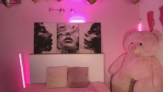 Snapshot of LindseyCoxx chatting on February 2026 11:43:01 PM LindseyCoxx online show from February 2026 11:43:01 PM