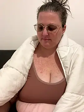 Snapshot of bea_french_curvy chatting on January 2026 07:41:02 PM bea french curvy online show from January 2026 07:41:02 PM