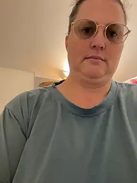 Snapshot of bea_french_curvy chatting on February 2026 08:40:02 PM bea french curvy online show from February 2026 08:40:02 PM