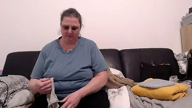 Snapshot of bea_french_curvy chatting on February 2026 09:19:01 PM bea french curvy online show from February 2026 09:19:01 PM