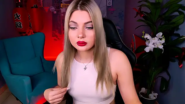 Snapshot of HyileyClark chatting on April 2026 01:34:01 PM HyileyClark online show from April 2026 01:34:01 PM