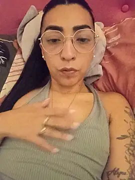 Snapshot of Yani-14 chatting on December 2025 05:58:01 AM Yani-14 online show from December 2025 05:58:01 AM