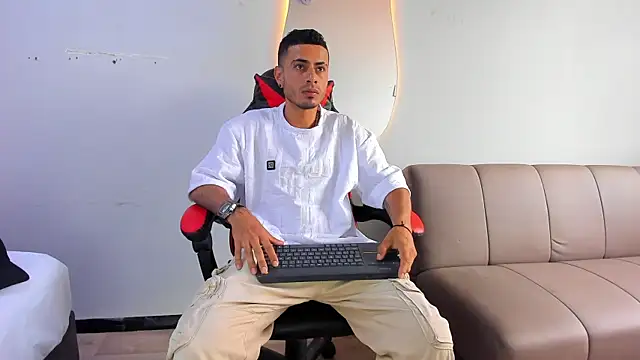 Snapshot of MatthewCullen chatting on December 2025 06:14:01 PM MatthewCullen online show from December 2025 06:14:01 PM