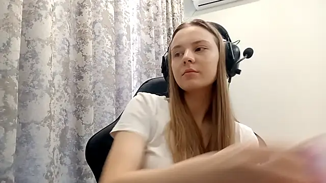 CrackShirker online show from December 2025 06:20:02 AM