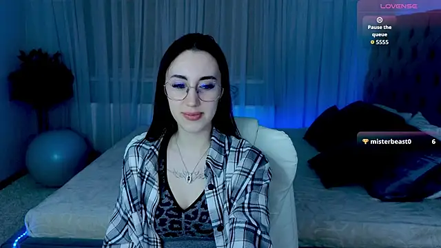 Snapshot of Miss__Linn chatting on December 2025 01:31:02 PM Miss Linn online show from December 2025 01:31:02 PM