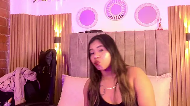 Lunaartistry online show from December 2025 03:01:02 AM