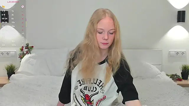 Snapshot of GhisllaineWestler chatting on December 2025 04:17:01 AM GhisllaineWestler online show from December 2025 04:17:01 AM