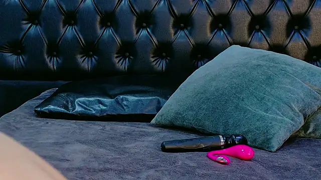 MilaDeRoux online show from April 2026 07:01:02 PM