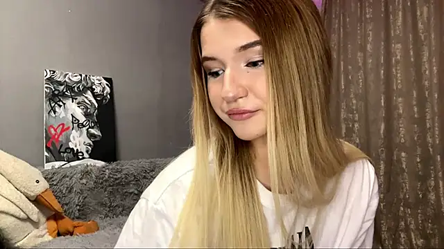 Snapshot of VikkiWittel chatting on December 2025 04:59:02 PM VikkiWittel online show from December 2025 04:59:02 PM