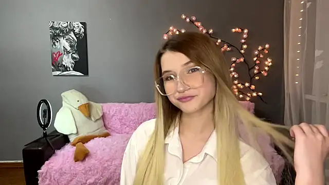 Snapshot of VikkiWittel chatting on December 2025 04:01:02 PM VikkiWittel online show from December 2025 04:01:02 PM