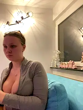 Snapshot of YoungJoyce chatting on December 2025 04:11:01 PM YoungJoyce online show from December 2025 04:11:01 PM