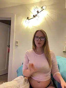 Snapshot of YoungJoyce chatting on December 2025 05:18:02 PM YoungJoyce online show from December 2025 05:18:02 PM