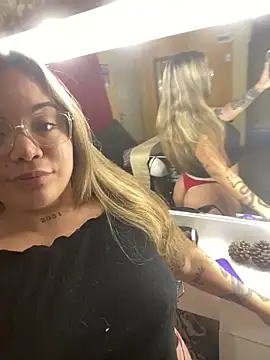 Snapshot of Lindalatina2001 chatting on April 2026 02:28:01 AM Lindalatina2001 online show from April 2026 02:28:01 AM