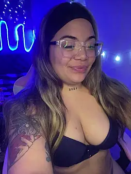 Snapshot of Lindalatina2001 chatting on April 2026 02:23:01 AM Lindalatina2001 online show from April 2026 02:23:01 AM