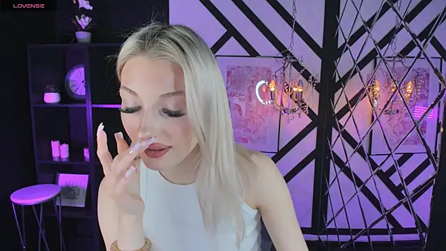 Snapshot of Anora_Less chatting on December 2025 12:25:01 PM Anora Less online show from December 2025 12:25:01 PM