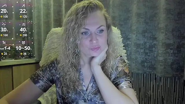 Snapshot of LanaLight_x chatting on December 2025 02:21:01 PM LanaLight x online show from December 2025 02:21:01 PM