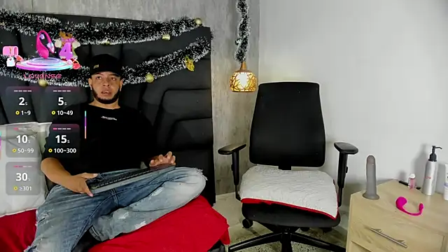 Snapshot of Spencer_LunaBigtits chatting on December 2025 12:32:01 PM Spencer LunaBigtits online show from December 2025 12:32:01 PM