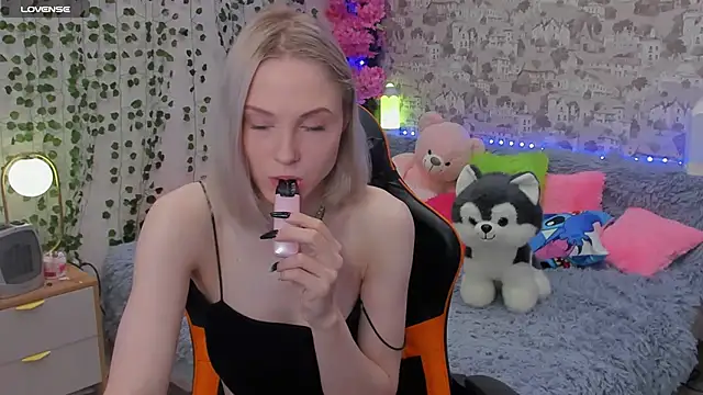 Snapshot of Gina_Gina_love chatting on June 2026 02:23:01 AM Gina Gina love online show from June 2026 02:23:01 AM