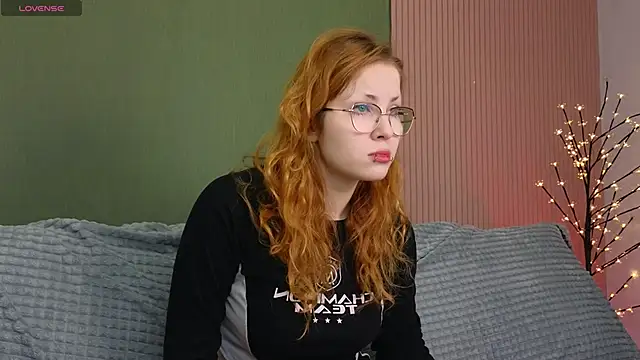 Snapshot of Sofie_Burn chatting on December 2025 04:17:01 AM Sofie Burn online show from December 2025 04:17:01 AM