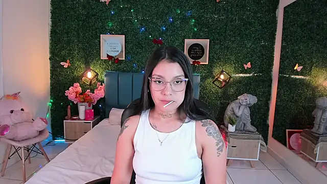 Snapshot of GabyyCute_ chatting on December 2025 03:23:01 AM GabyyCute online show from December 2025 03:23:01 AM