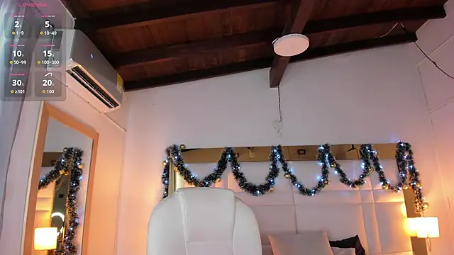 Snapshot of Zoei_Moon chatting on December 2025 07:53:02 PM Zoei Moon online show from December 2025 07:53:02 PM