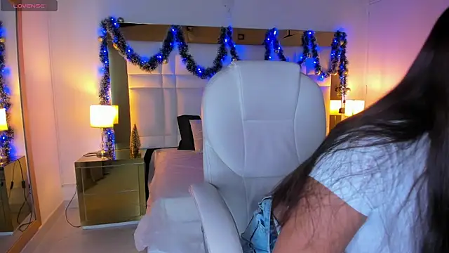 Snapshot of Zoei_Moon chatting on December 2025 07:19:02 PM Zoei Moon online show from December 2025 07:19:02 PM